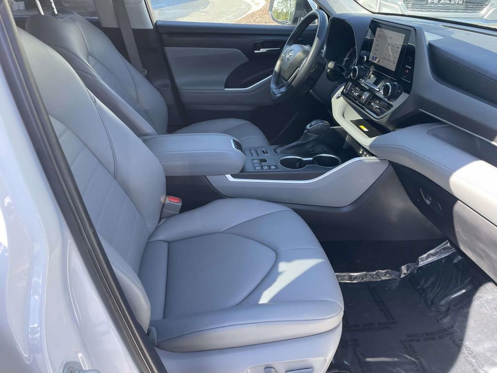 Used 2023 Toyota Highlander XLE AWD/4WD image 46