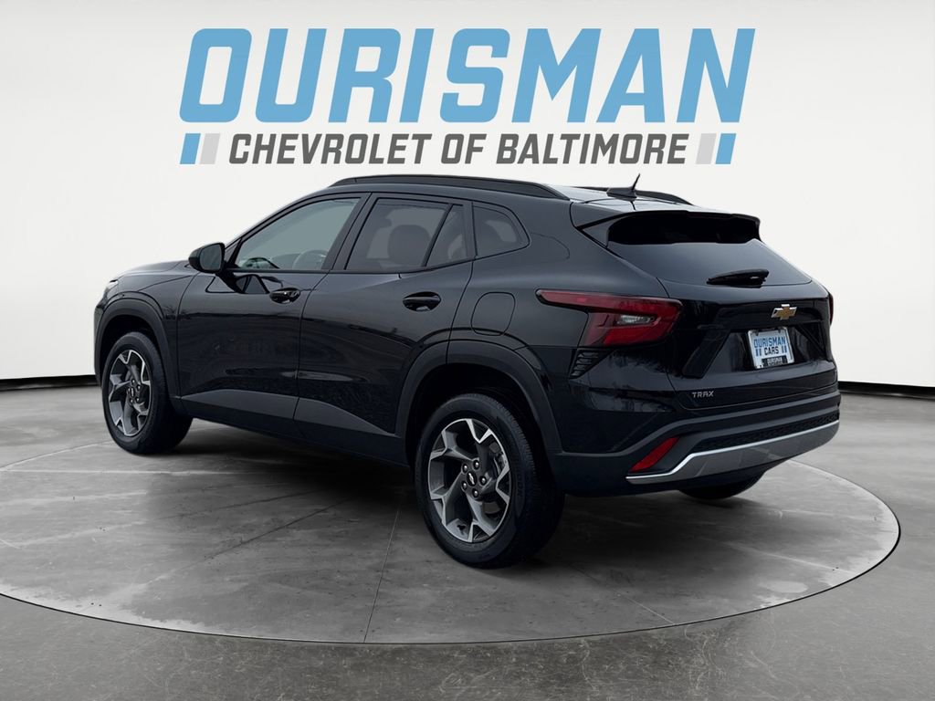 Used 2025 Chevrolet Trax LT w/ Driver Confidence Package image 4