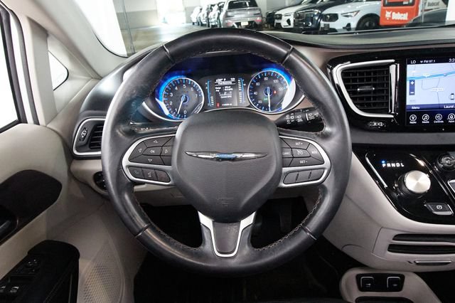 Used 2017 Chrysler Pacifica Touring-L FWD image 10