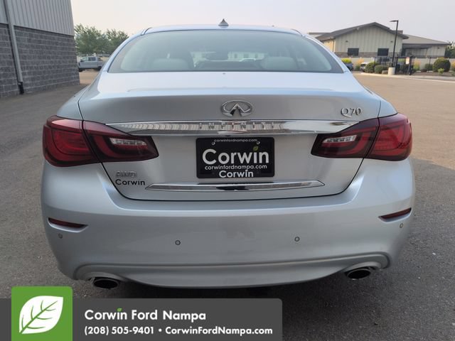 Used 2016 INFINITI Q70 3.7 w/ Deluxe Touring Package AWD/4WD image 4