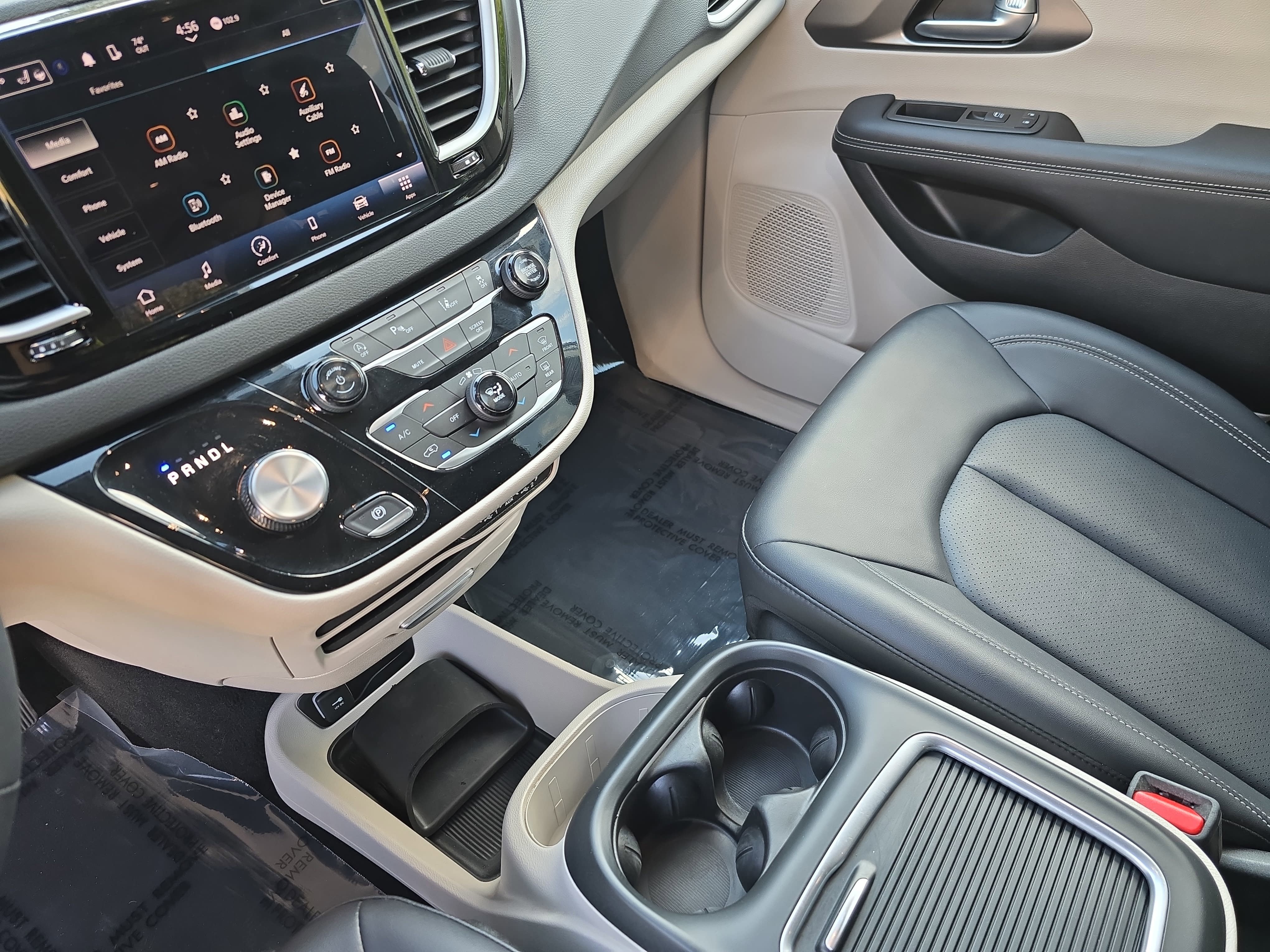 Used 2024 Chrysler Pacifica Touring-L image 26