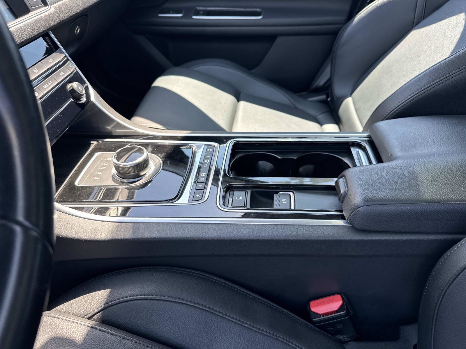 Used 2017 Jaguar XF Premium RWD image 28