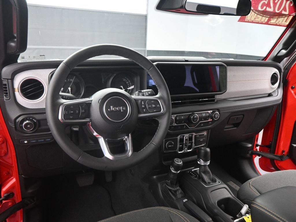 Used 2025 Jeep Wrangler Unlimited Sahara AWD/4WD image 16