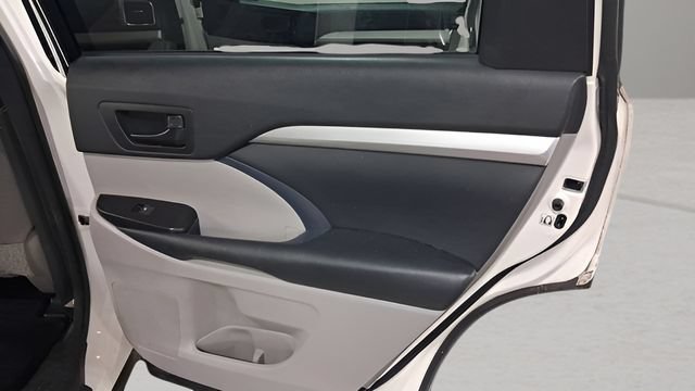 Used 2014 Toyota Highlander Plus AWD/4WD image 16