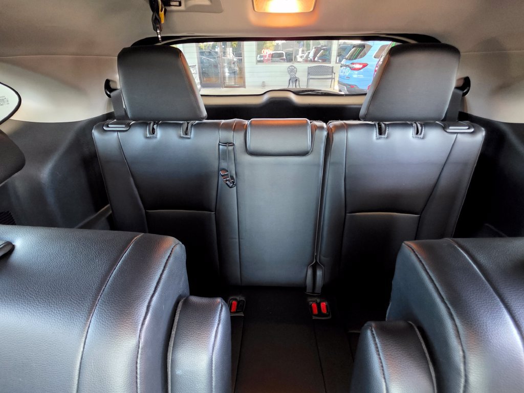 Used 2022 Toyota Highlander XLE AWD/4WD image 23