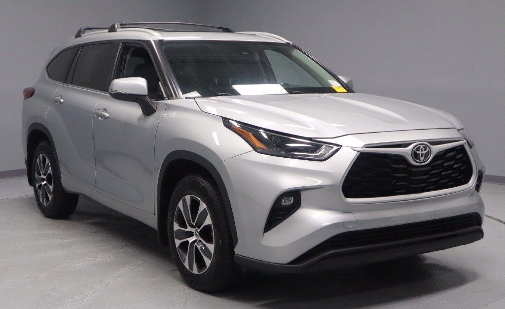 Used 2023 Toyota Highlander XLE AWD/4WD image 1