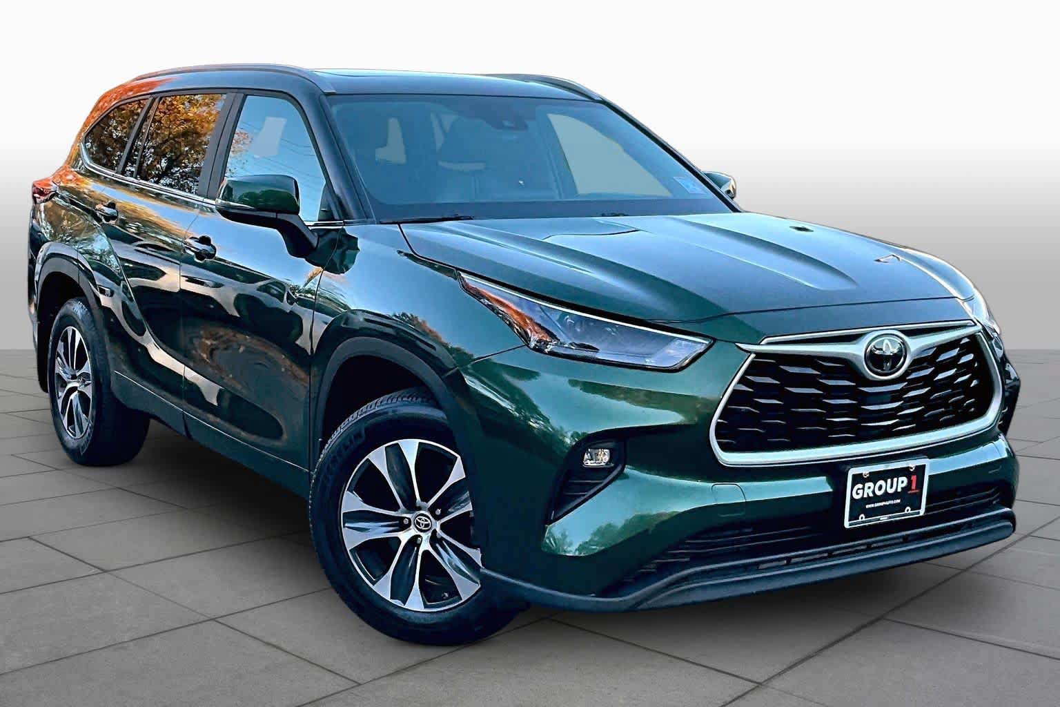 Used 2023 Toyota Highlander XLE AWD/4WD image 3