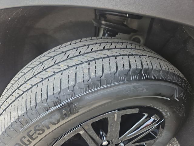 Used 2023 Chevrolet Traverse LT FWD image 28
