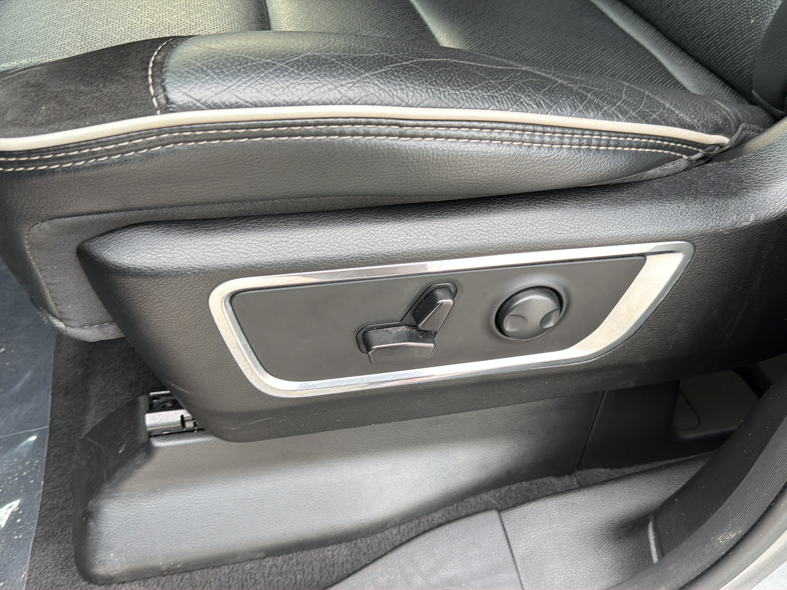 Used 2025 RAM 1500 Laramie AWD/4WD image 28