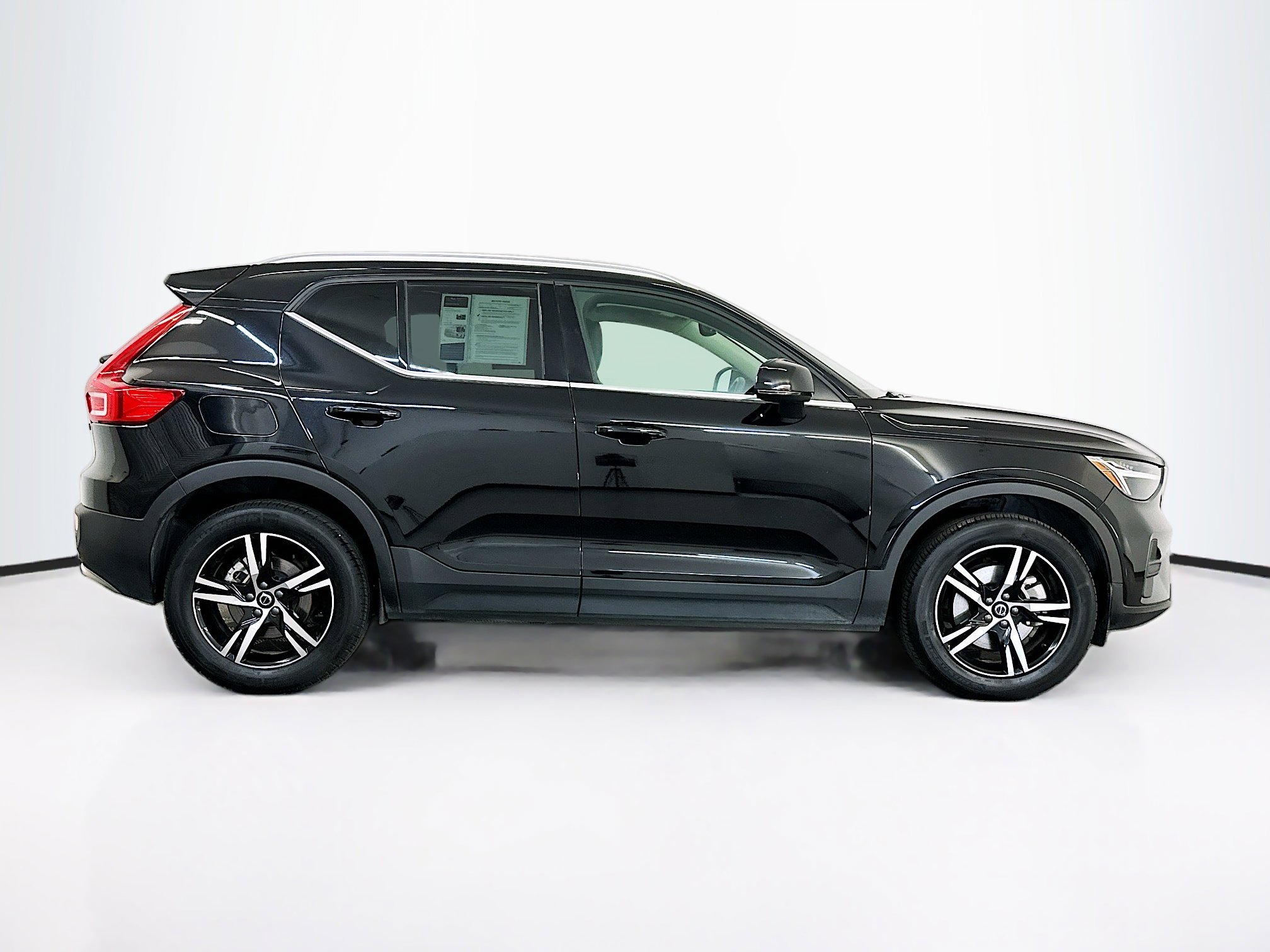 Used 2025 Volvo XC40 B5 Core image 10