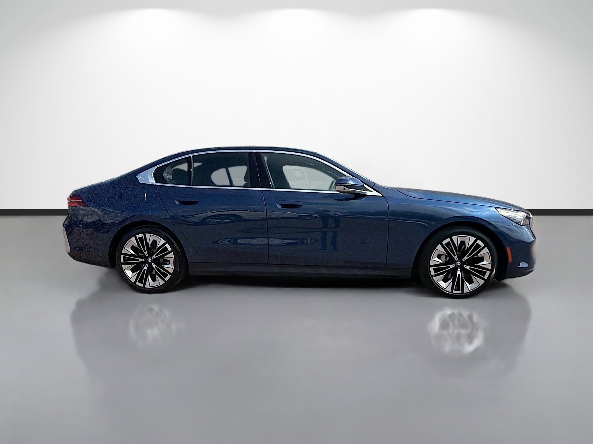 Used 2026 BMW 530i image 2