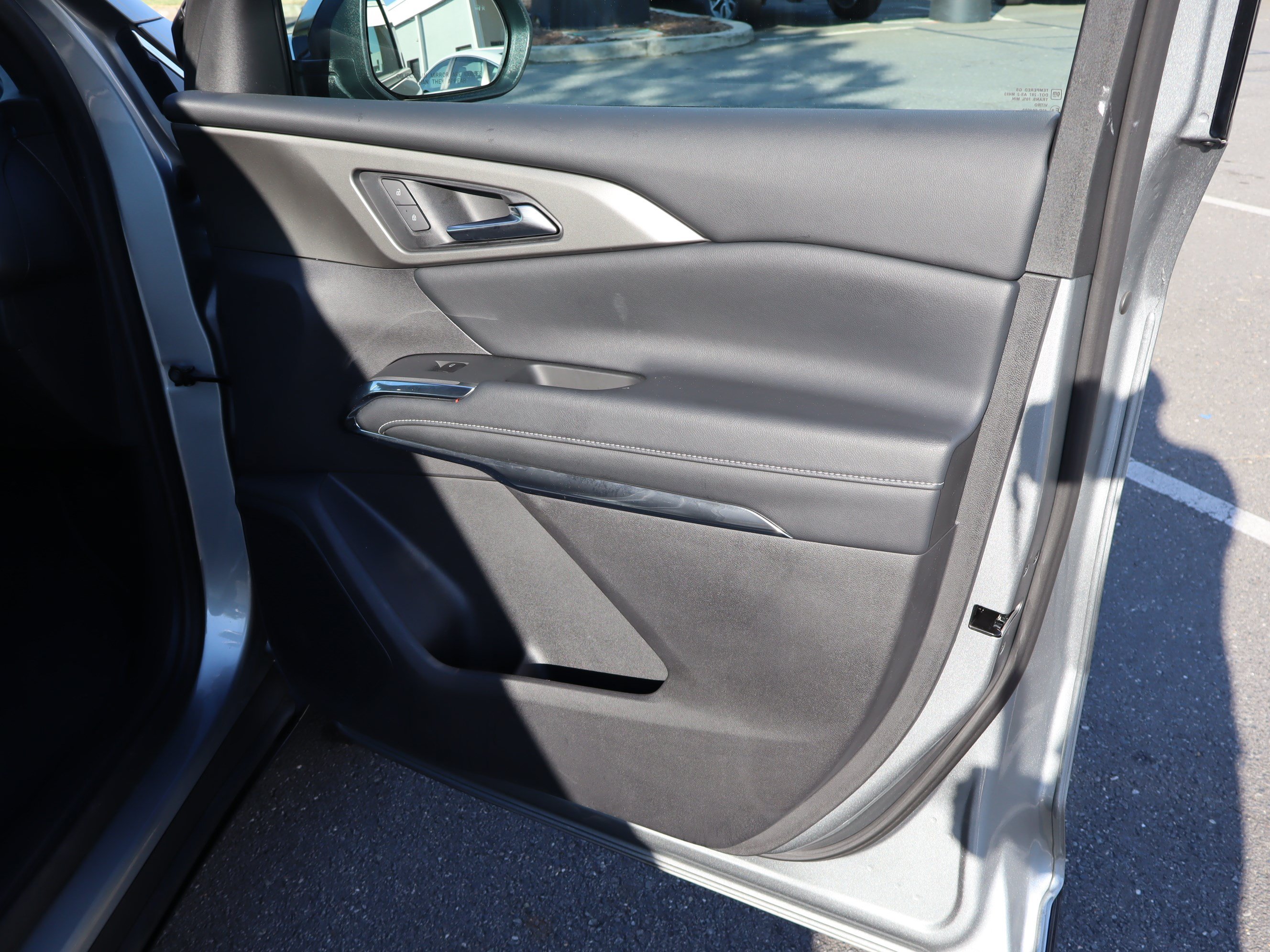 Used 2025 Chevrolet Traverse LT FWD image 37