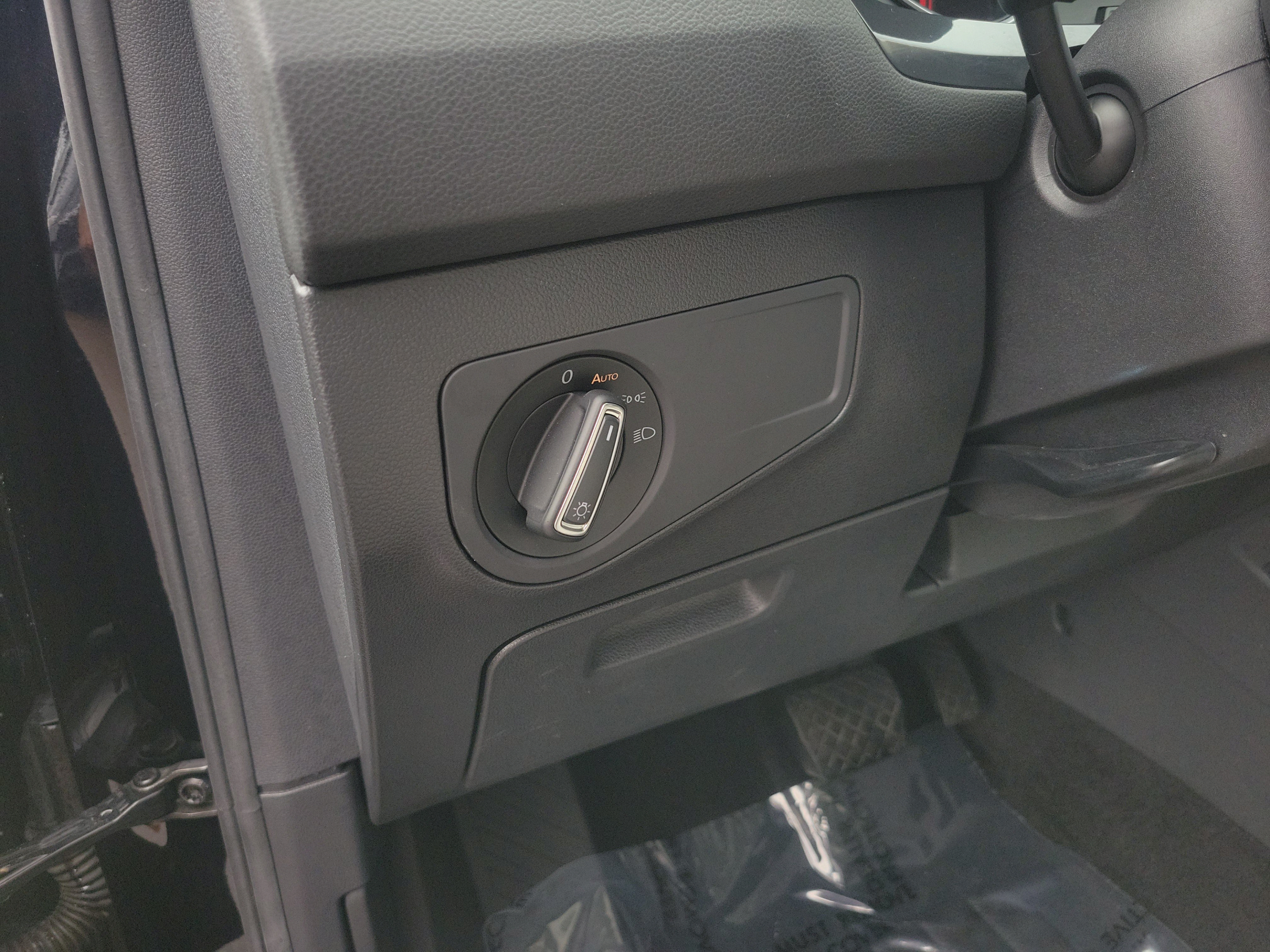 Used 2020 Volkswagen Tiguan SE w/ Panoramic Sunroof Package FWD image 19