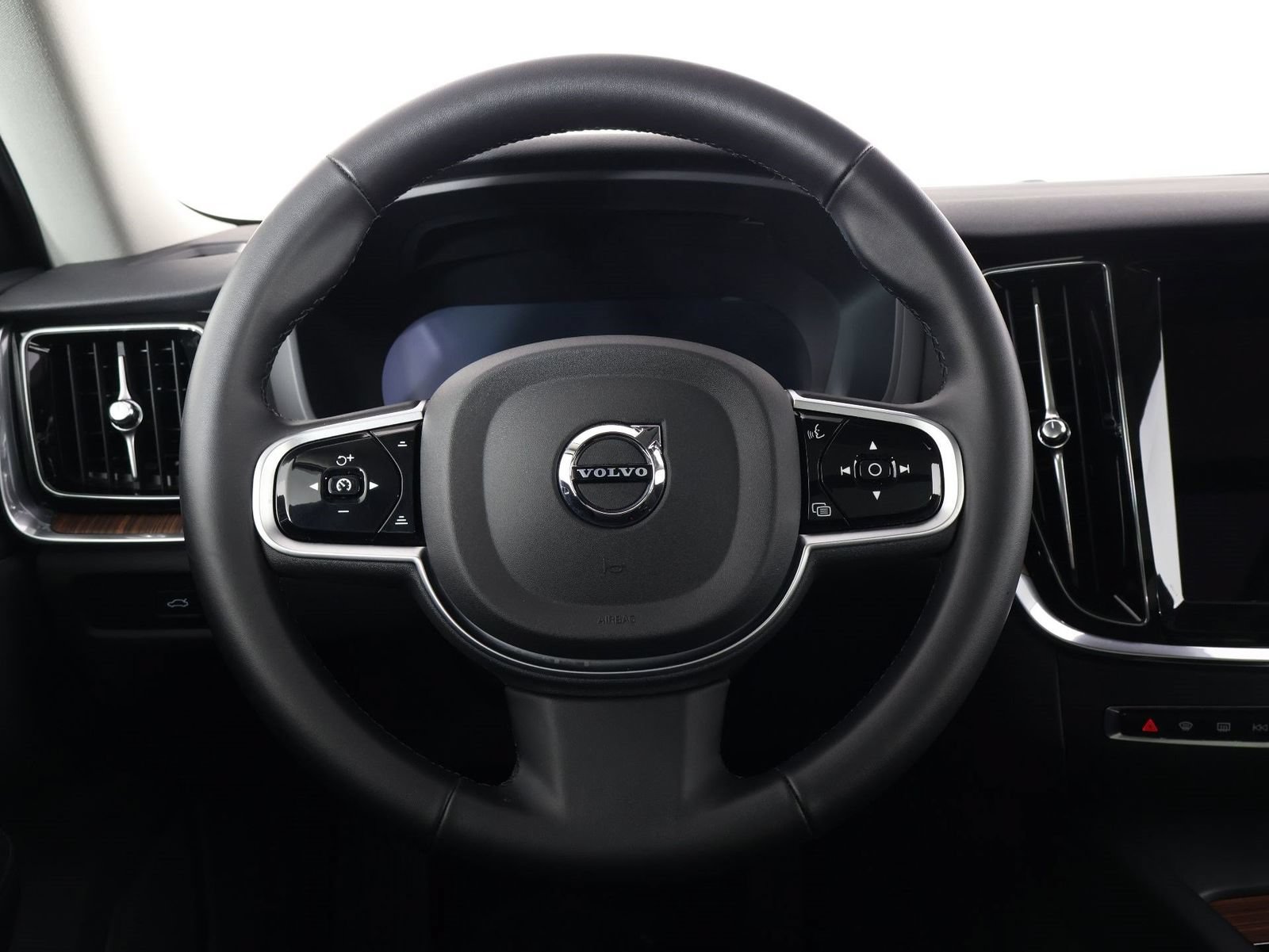 Certified 2025 Volvo V60 B5 Cross Country Plus AWD/4WD image 8