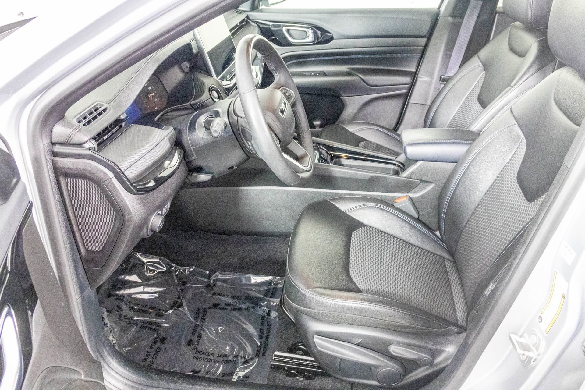 Used 2025 Jeep Compass Latitude w/ Altitude Special Edition image 18