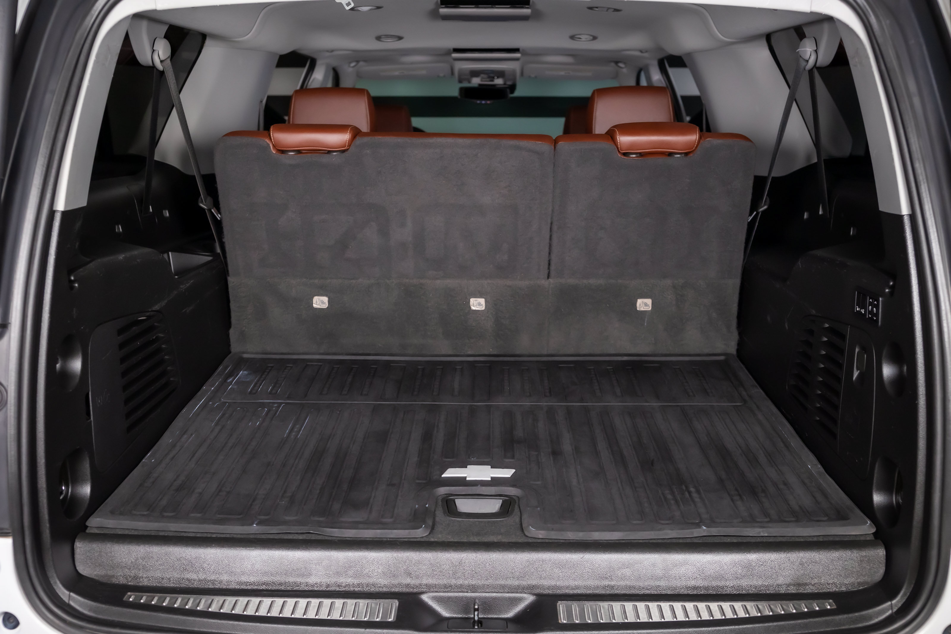 Used 2020 Chevrolet Suburban Premier w/ Premier Plus Edition RWD image 40