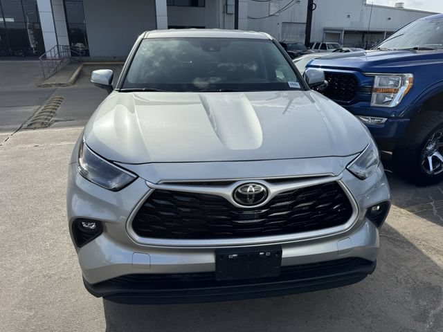 Used 2025 Toyota Highlander LE FWD image 2