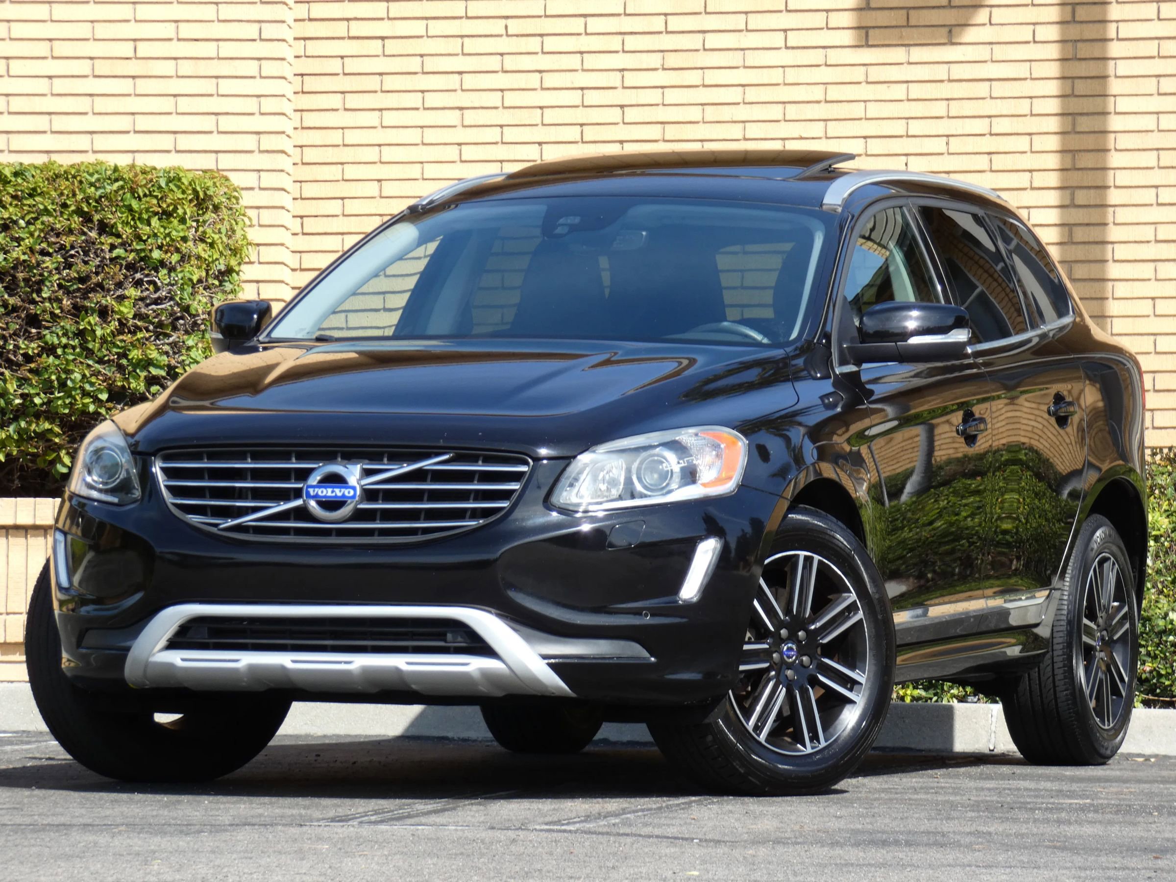 Used 2017 Volvo XC60 T5 Dynamic w/ Preferred Option Package image 4