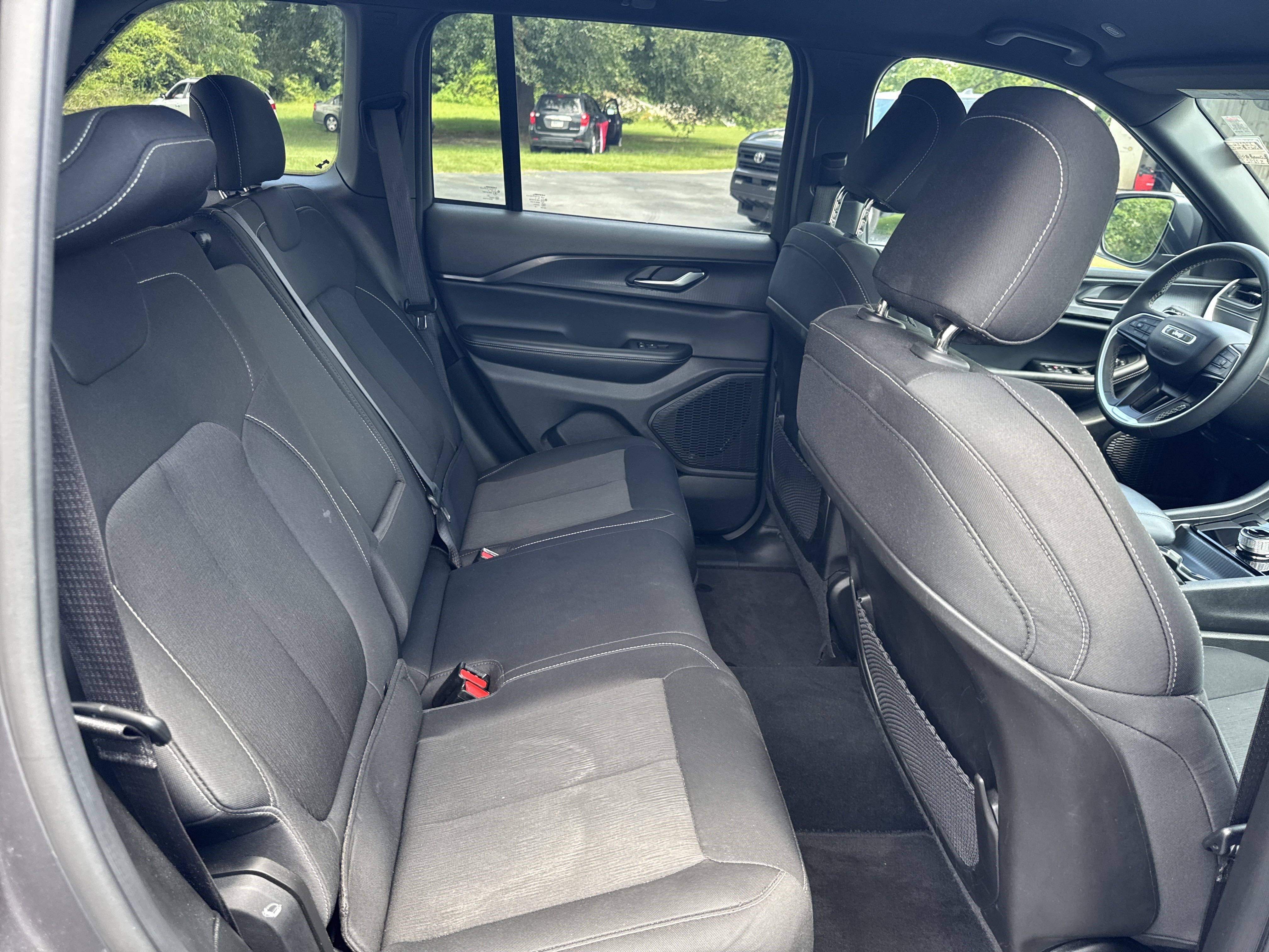 Used 2024 Jeep Grand Cherokee Laredo image 27