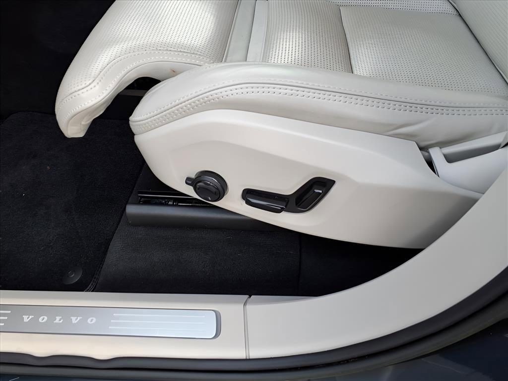 Used 2023 Volvo XC90 B6 Ultimate w/ Protection Package Premier image 12