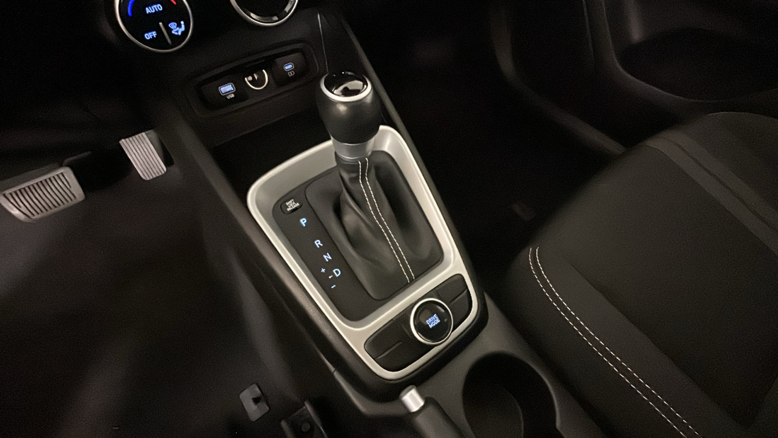 Certified 2024 Hyundai Venue SEL FWD image 26