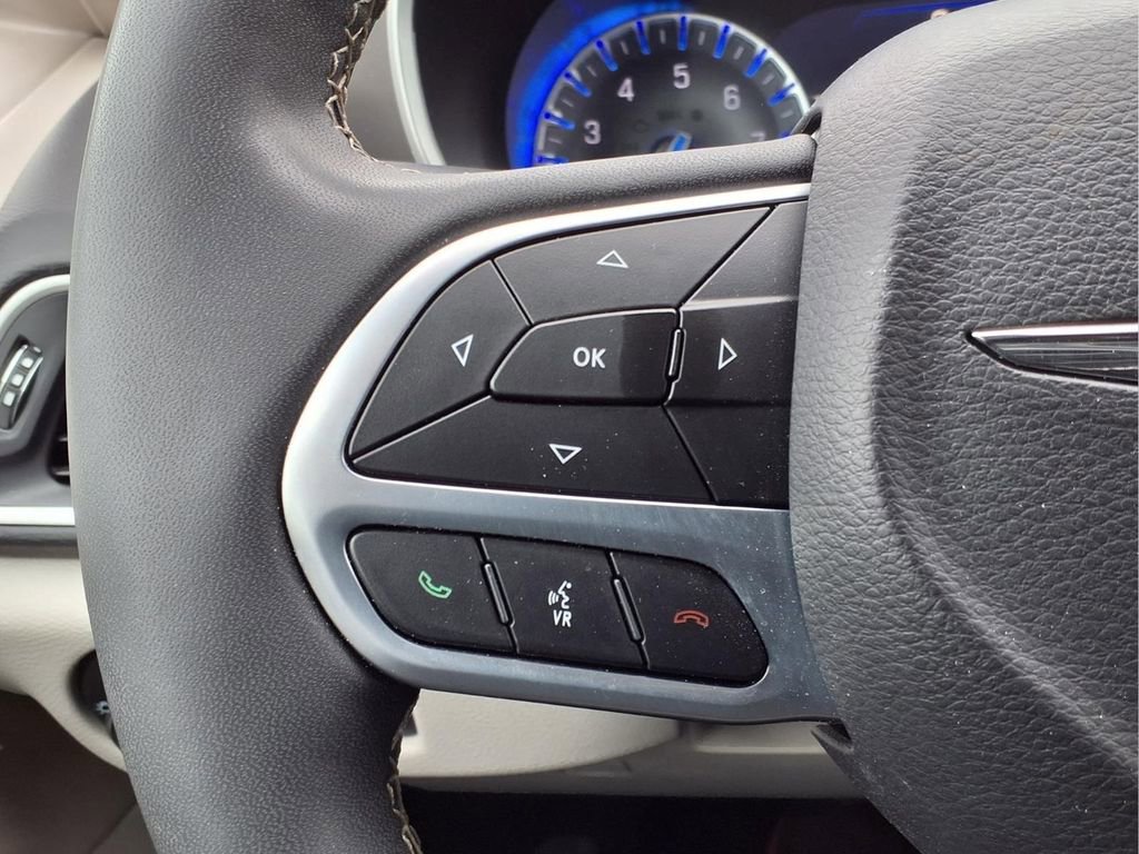 Used 2024 Chrysler Pacifica Touring-L FWD image 17