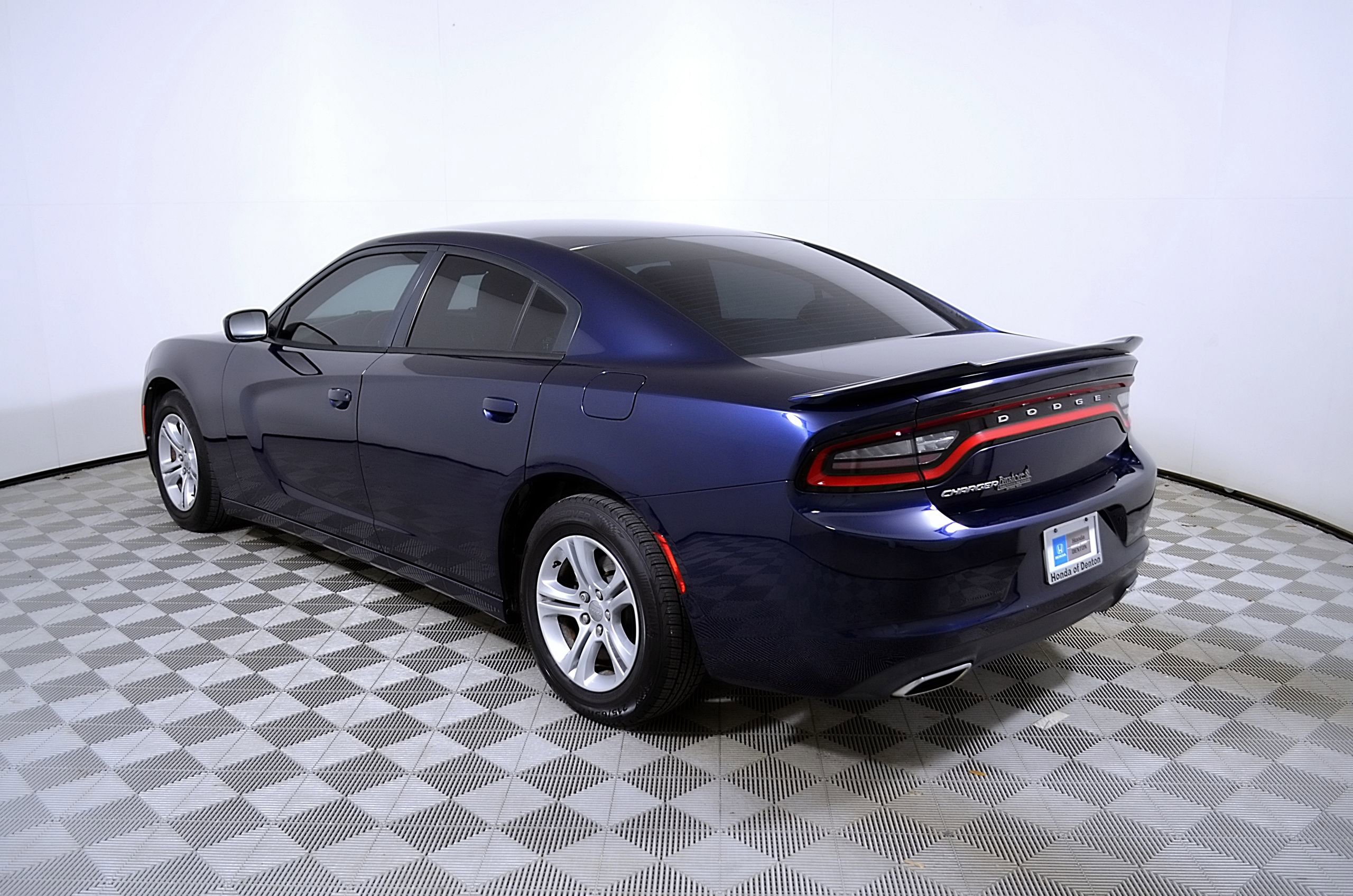 Used 2016 Dodge Charger SE RWD image 10