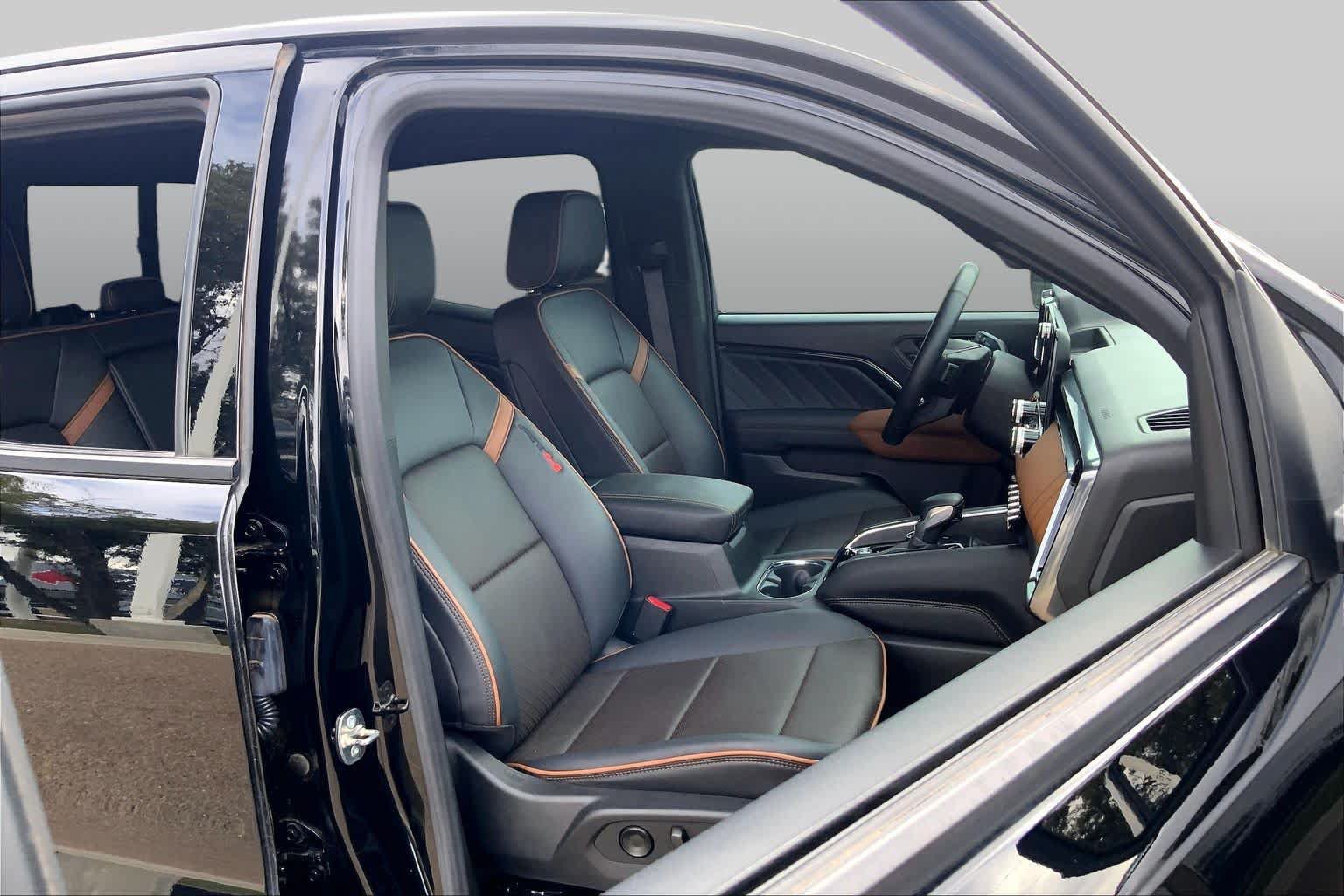 Used 2024 GMC Canyon AT4 w/ AT4 Premium Package AWD/4WD image 9