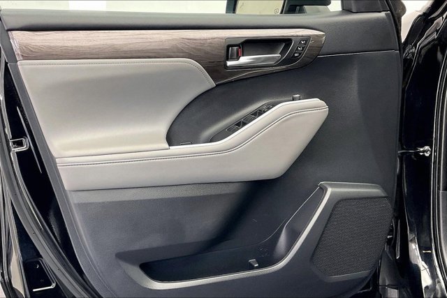 Used 2021 Toyota Highlander Platinum image 26