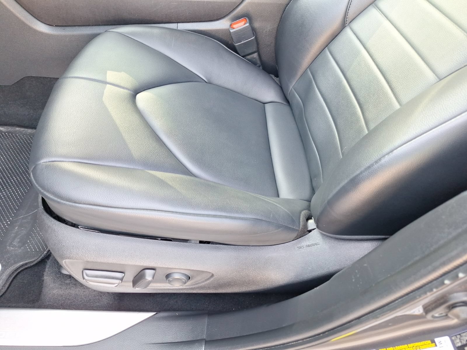Used 2022 Toyota Highlander XLE FWD image 17