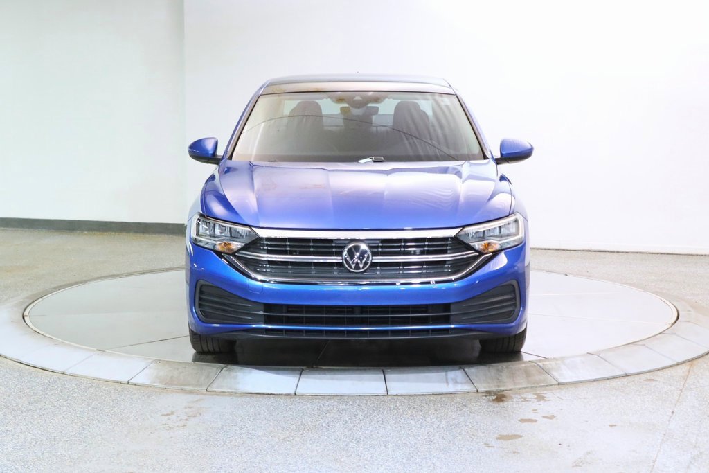 Used 2024 Volkswagen Jetta SE w/ Panoramic Sunroof Package image 2