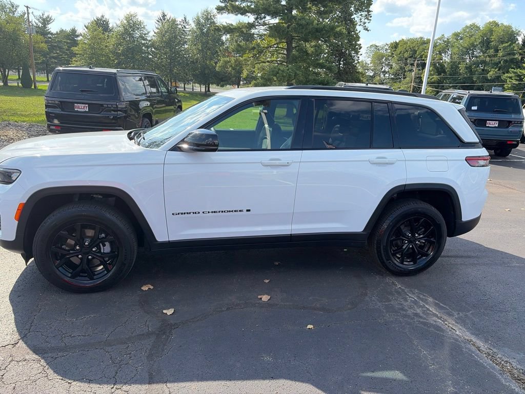 Used 2025 Jeep Grand Cherokee Altitude AWD/4WD image 11