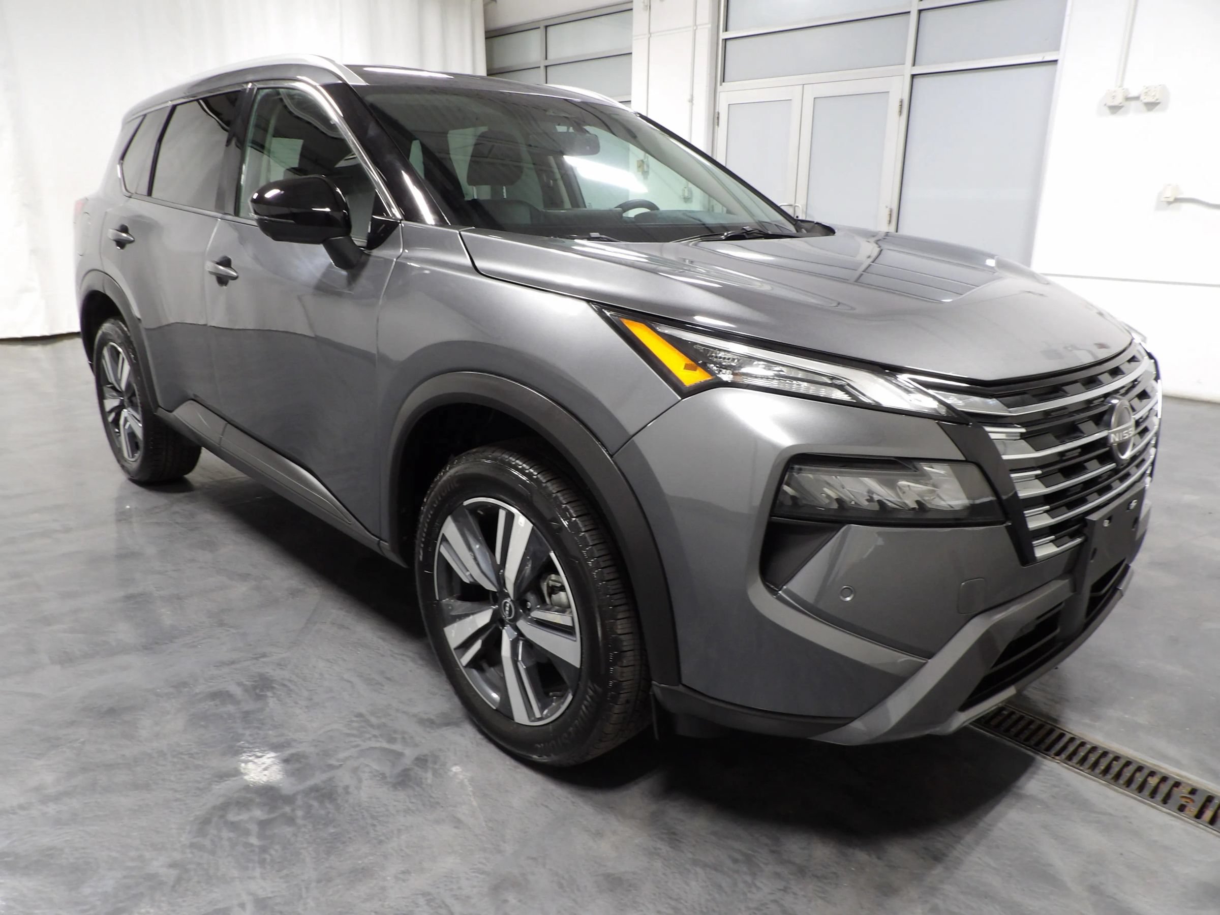 Used 2026 Nissan Rogue SL AWD/4WD image 2