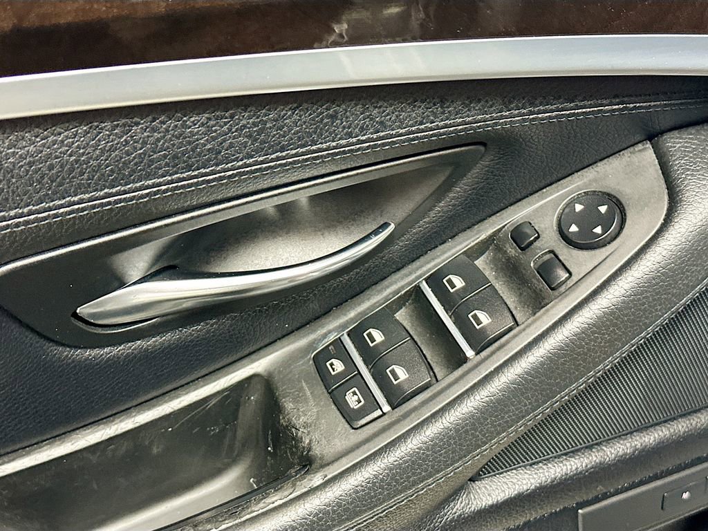 Used 2013 BMW 550i xDrive Sedan image 19
