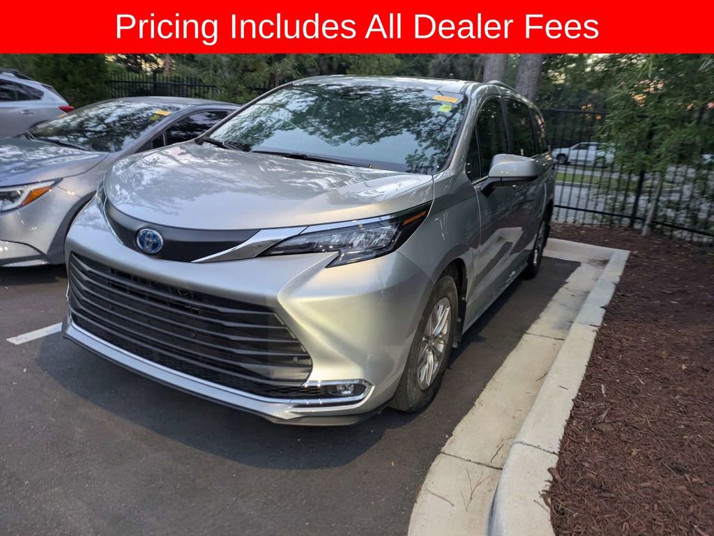 Used 2024 Toyota Sienna XLE FWD image 4