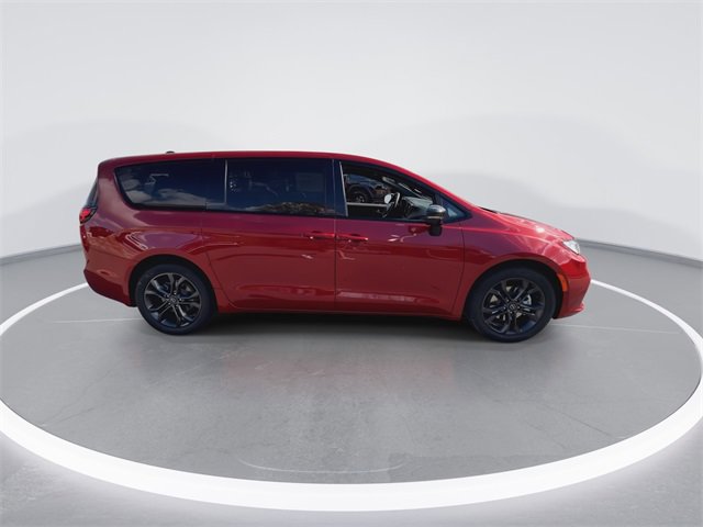 New 2026 Chrysler Pacifica Select image 9