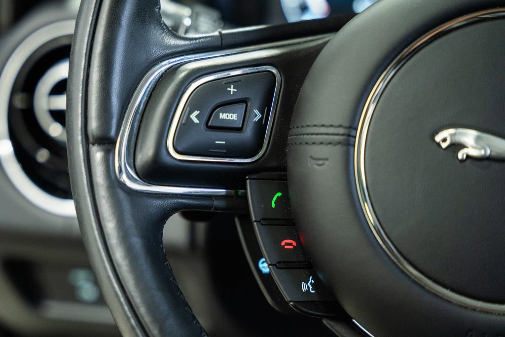 Used 2019 Jaguar XJ R-Sport image 35