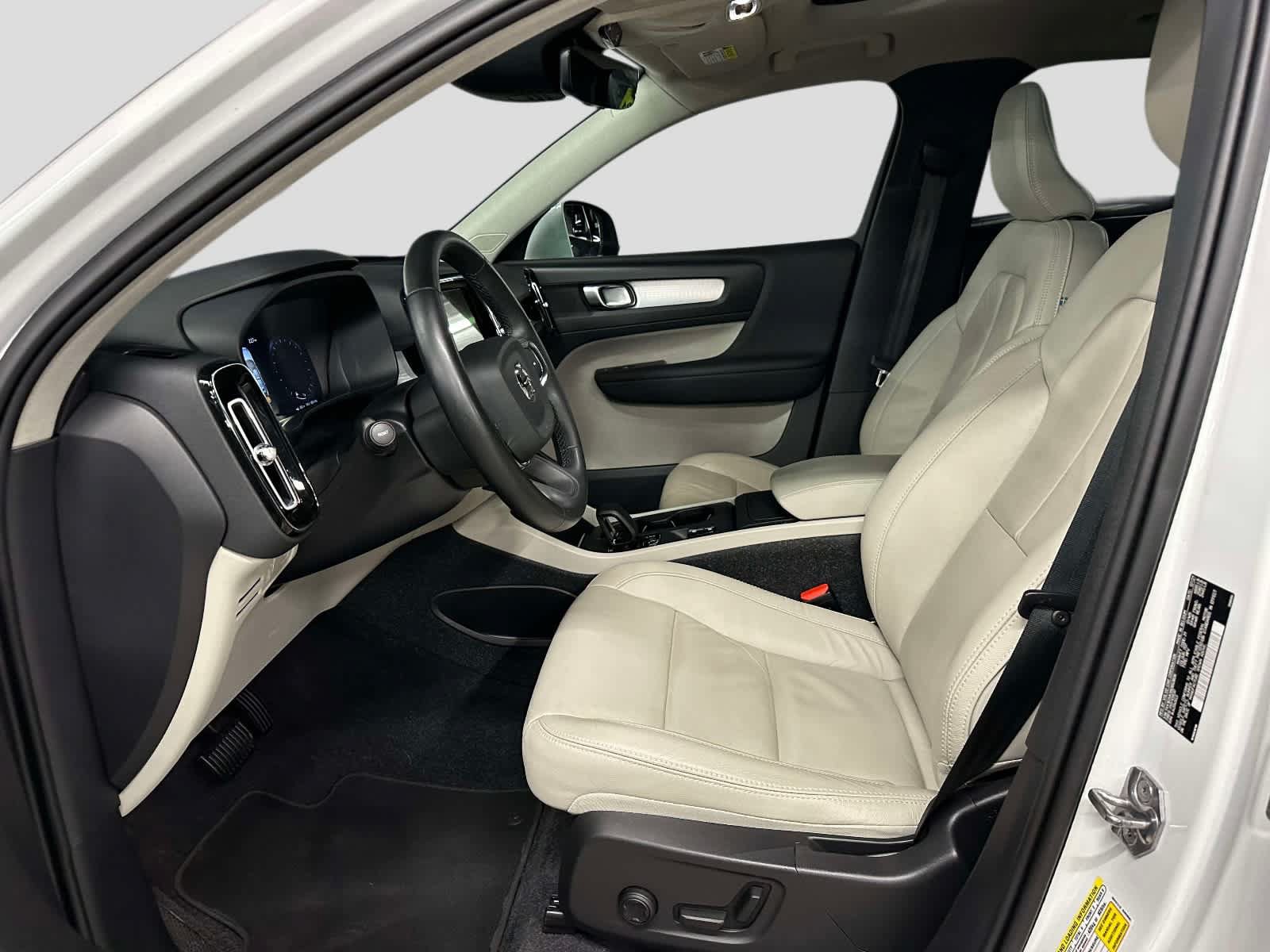 Used 2022 Volvo XC40 T5 Momentum AWD/4WD image 13