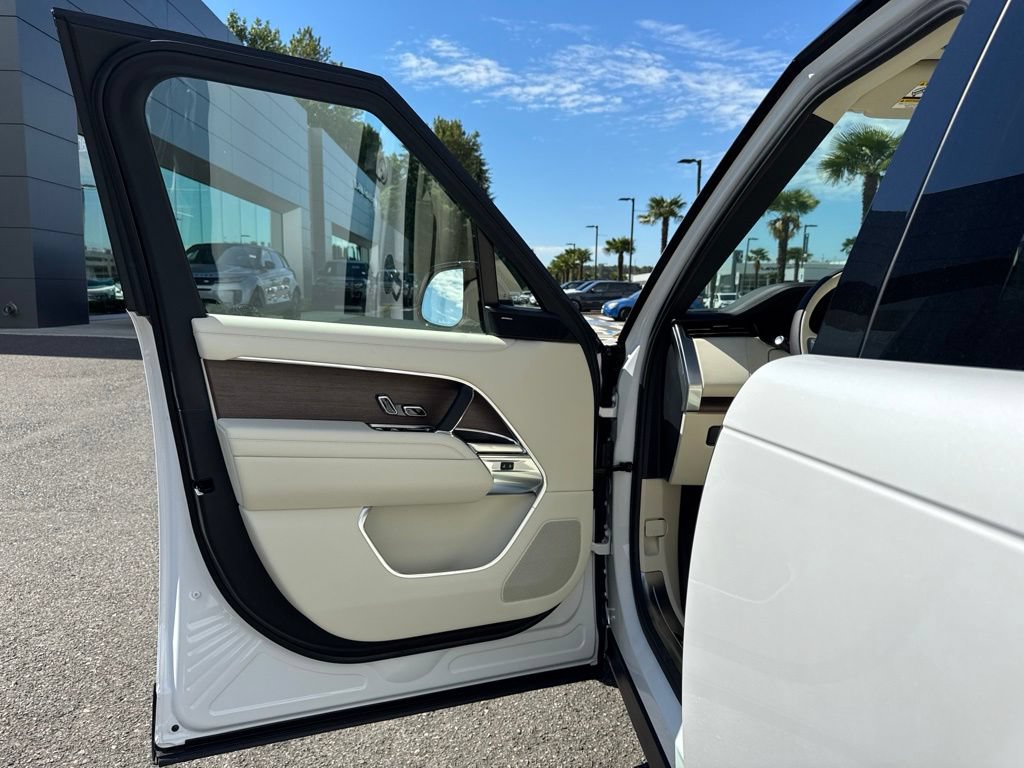 New 2026 Land Rover Range Rover Long Wheelbase SE AWD/4WD image 10