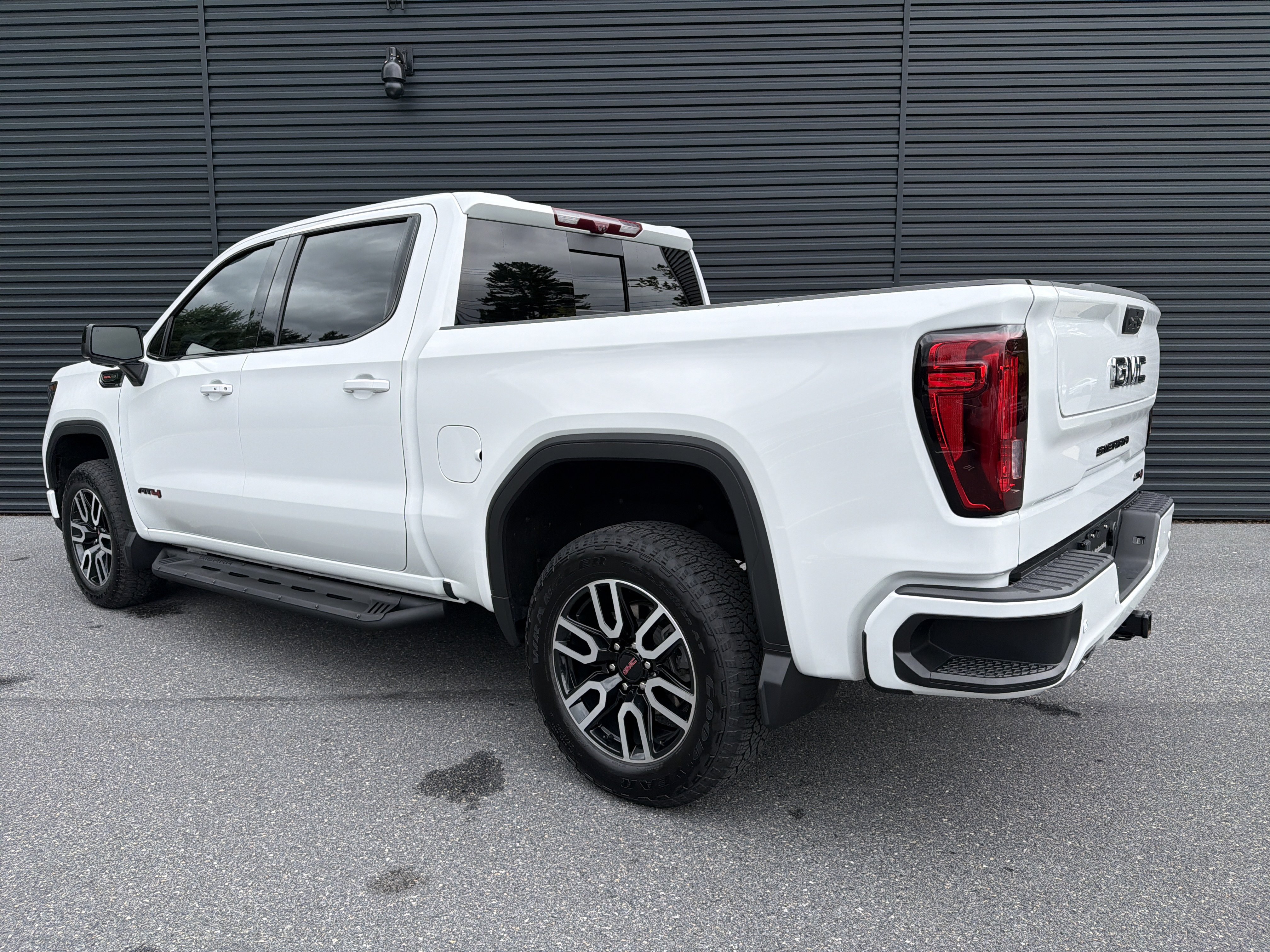 Used 2024 GMC Sierra 1500 AT4 w/ Technology Package AWD/4WD image 3