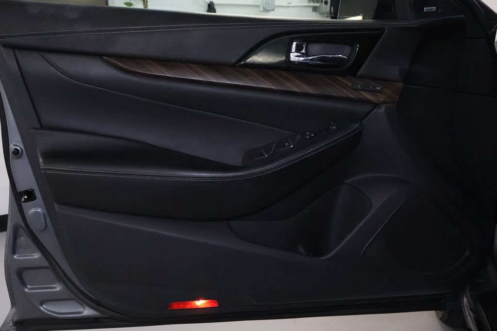 Used 2017 Nissan Maxima Platinum w/ Interior Lighting Package FWD image 13