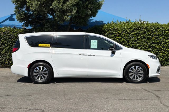 Used 2024 Chrysler Pacifica Limited FWD image 3