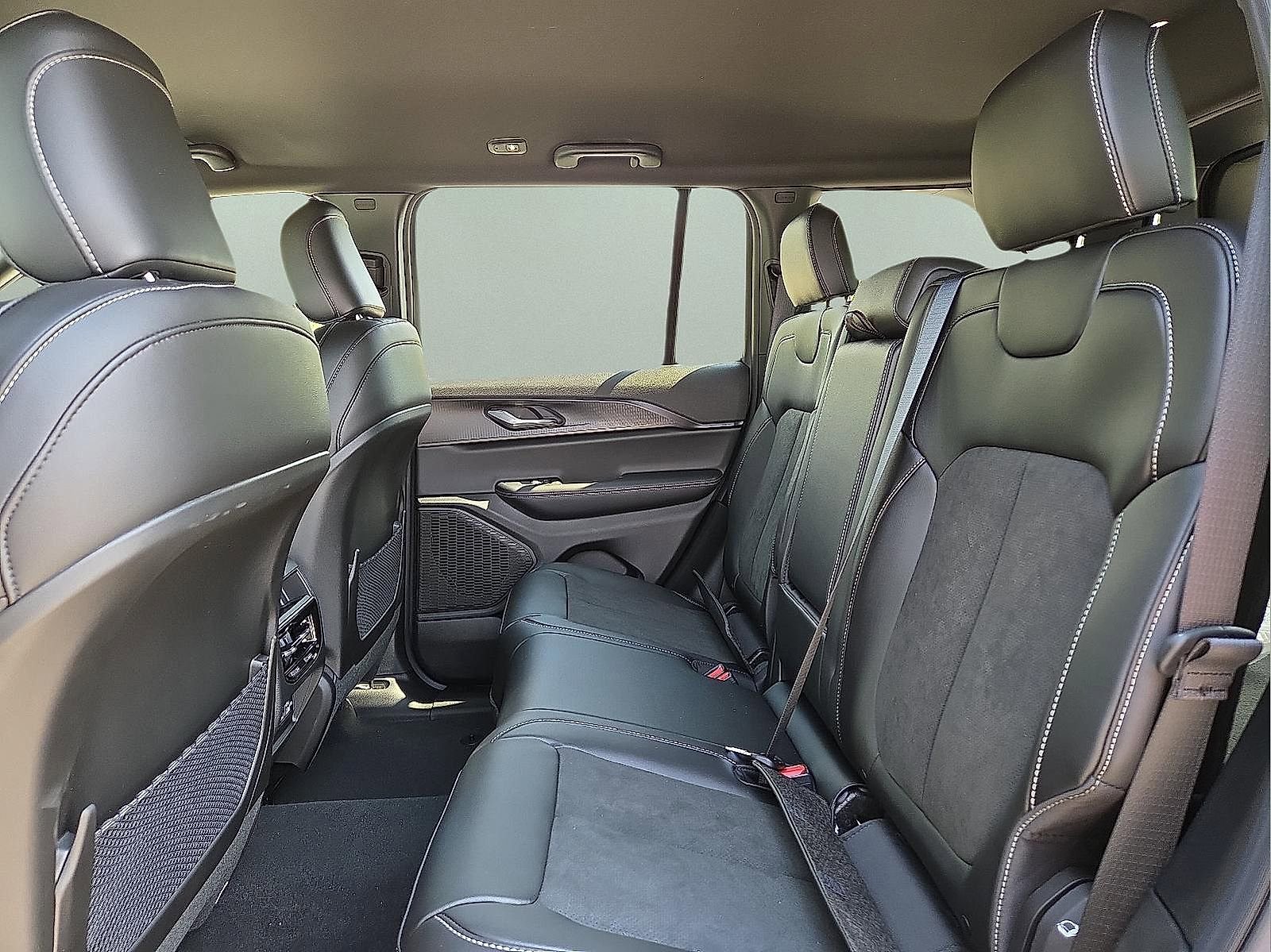 New 2025 Jeep Grand Cherokee Altitude image 10