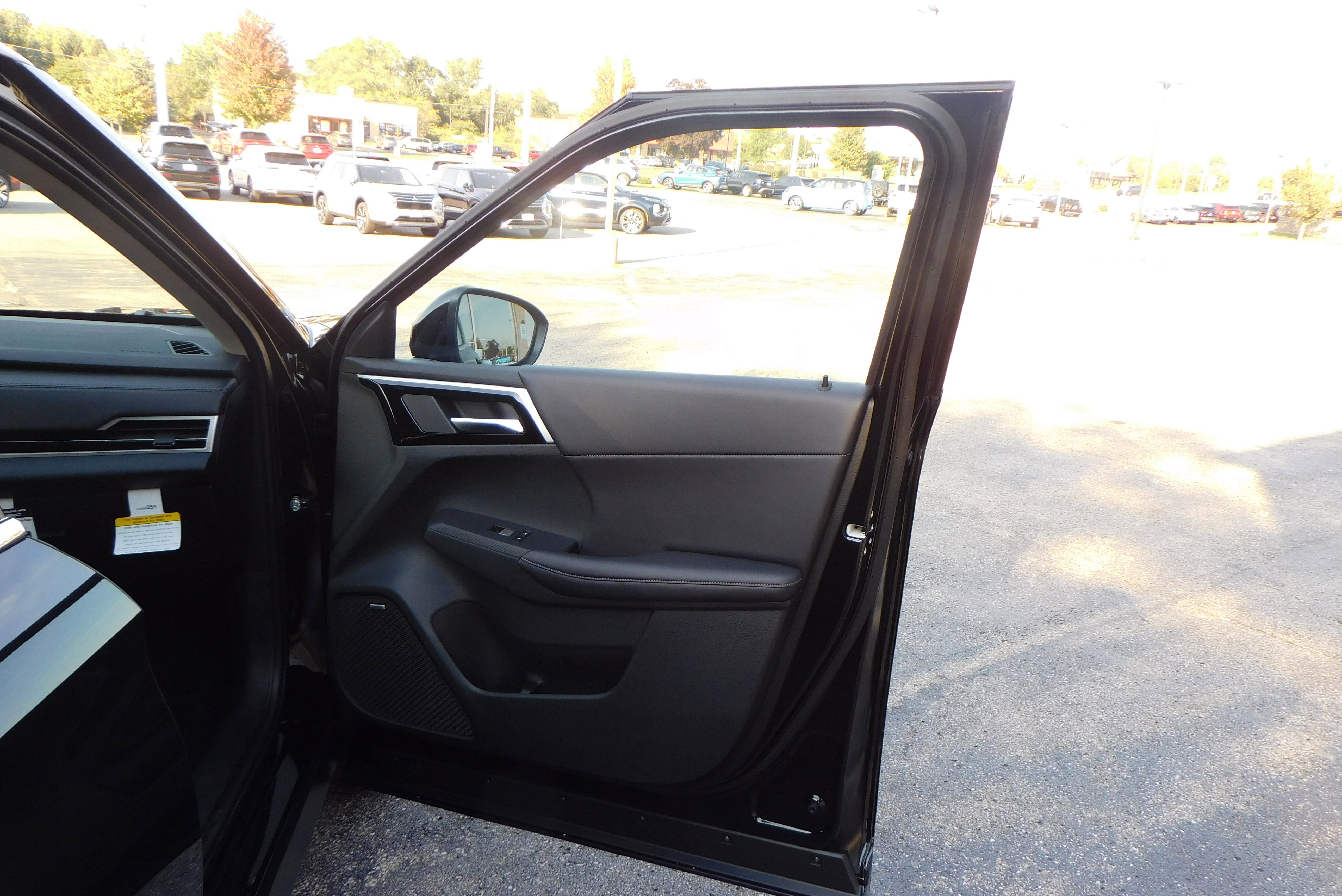 New 2025 Mitsubishi Outlander SE image 18