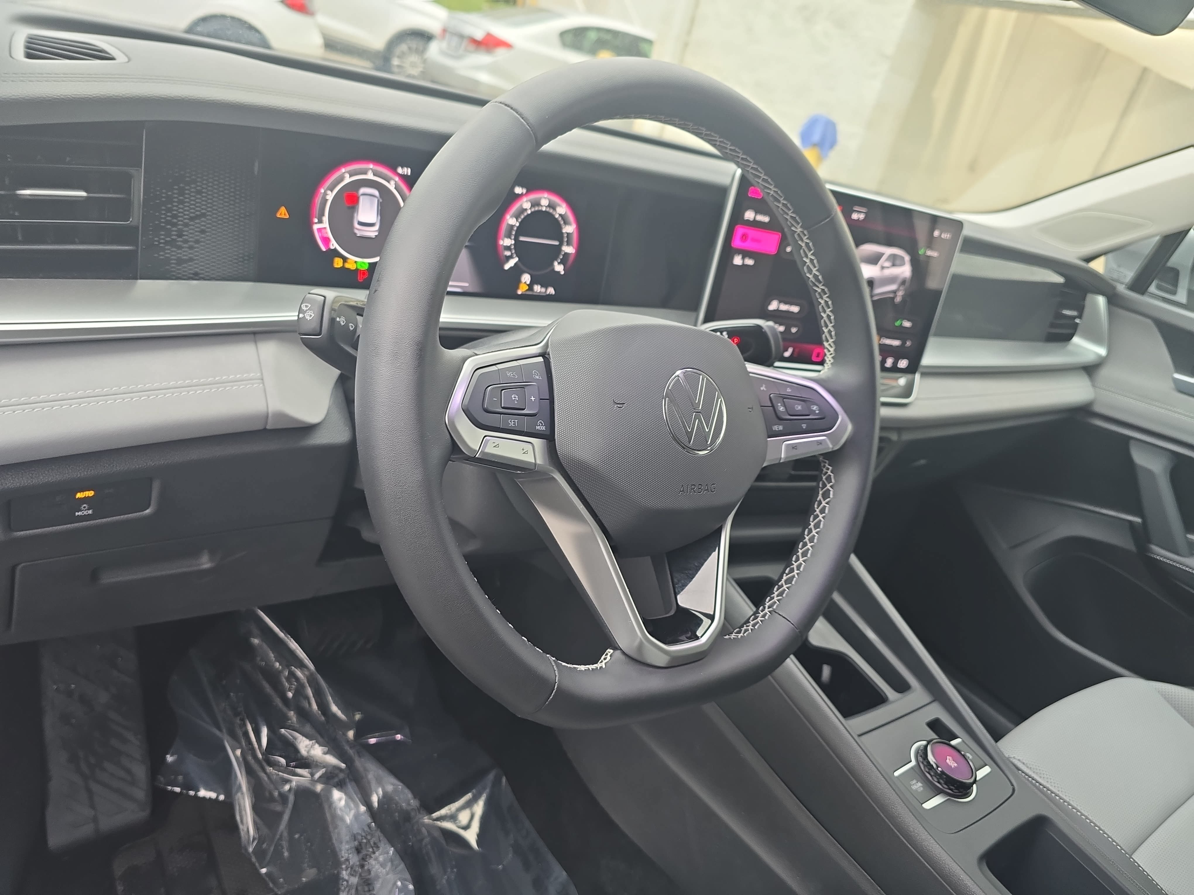 Used 2025 Volkswagen Tiguan SE AWD/4WD image 16