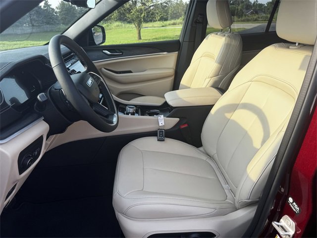 New 2025 Jeep Grand Cherokee Limited w/ Luxury Tech Group II image 23