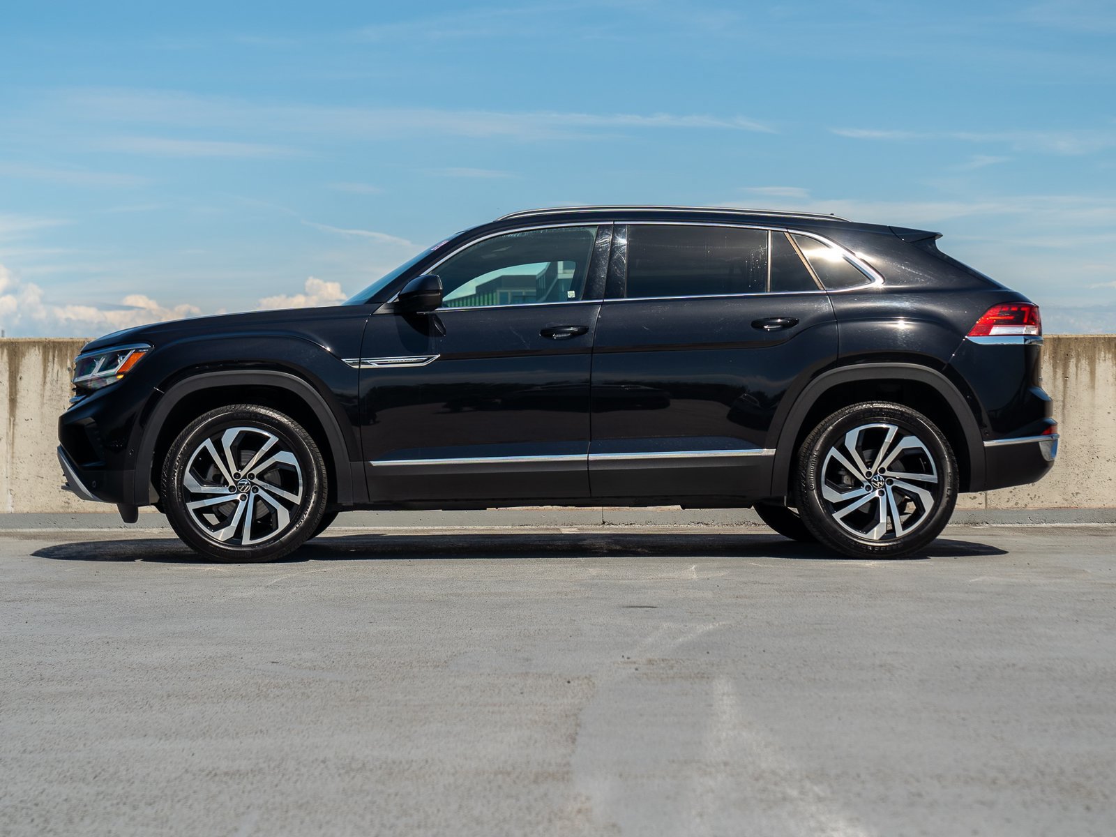 Used 2020 Volkswagen Atlas Cross Sport SEL Premium AWD/4WD image 3