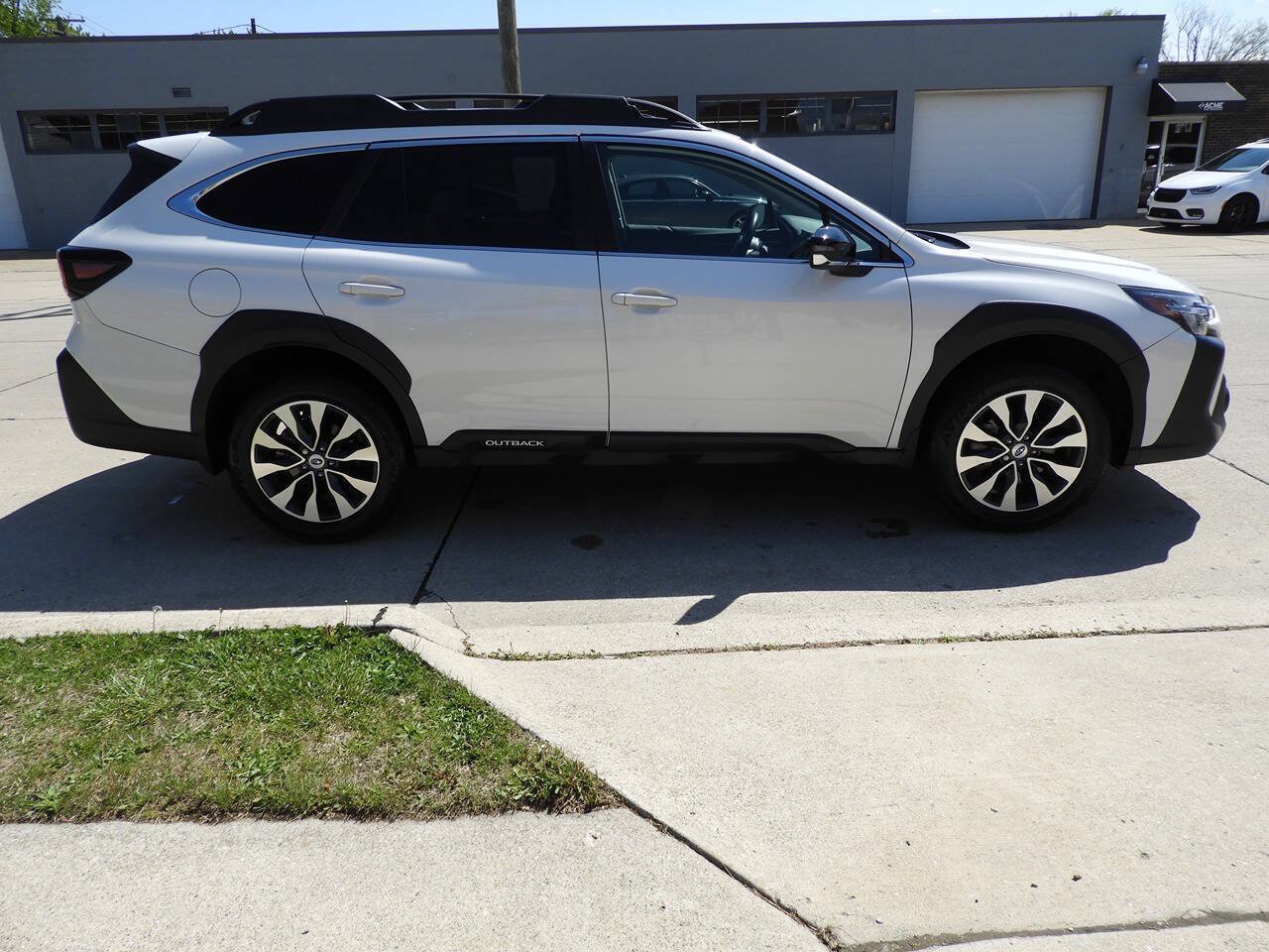 Used 2025 Subaru Outback Limited AWD/4WD image 11