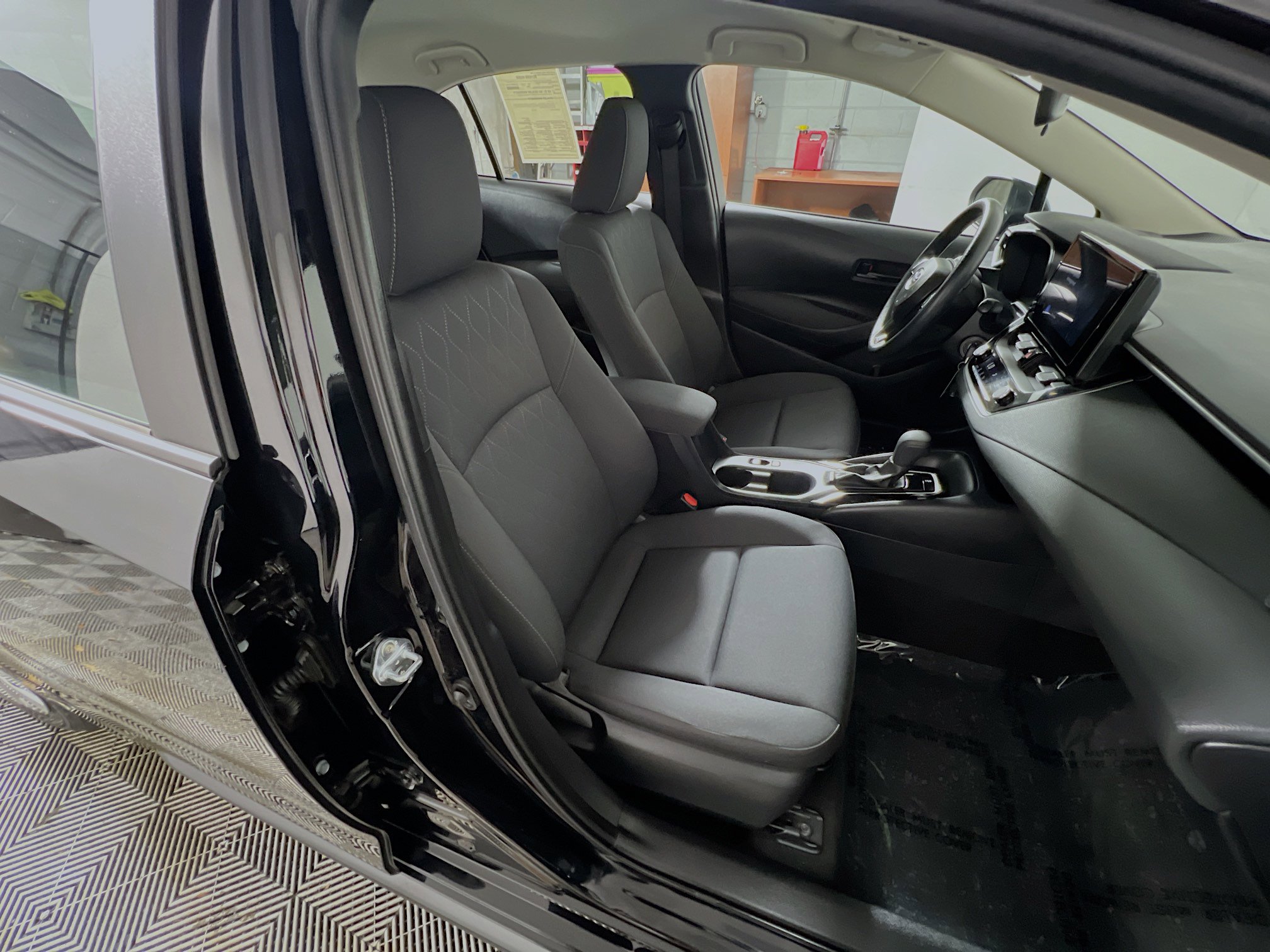 Used 2024 Toyota Corolla LE FWD image 29