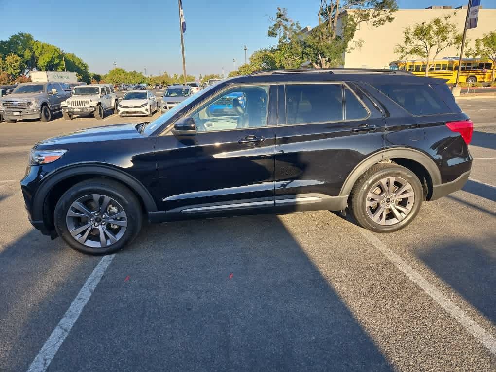 Used 2023 Ford Explorer XLT w/ Equipment Group 202A RWD image 4